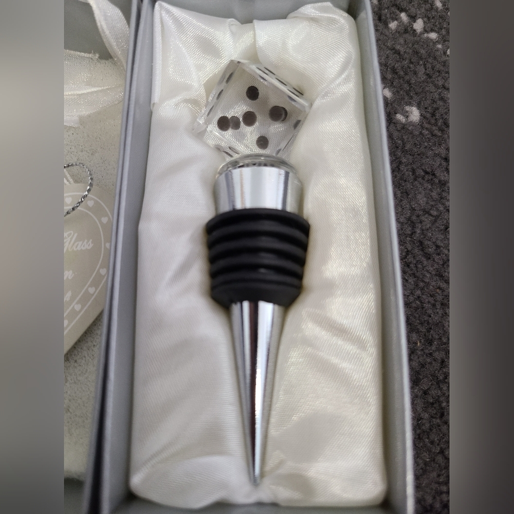Las Vegas Themed Crystal Dice Wine Bottle Stopper - Picture 2 of 3